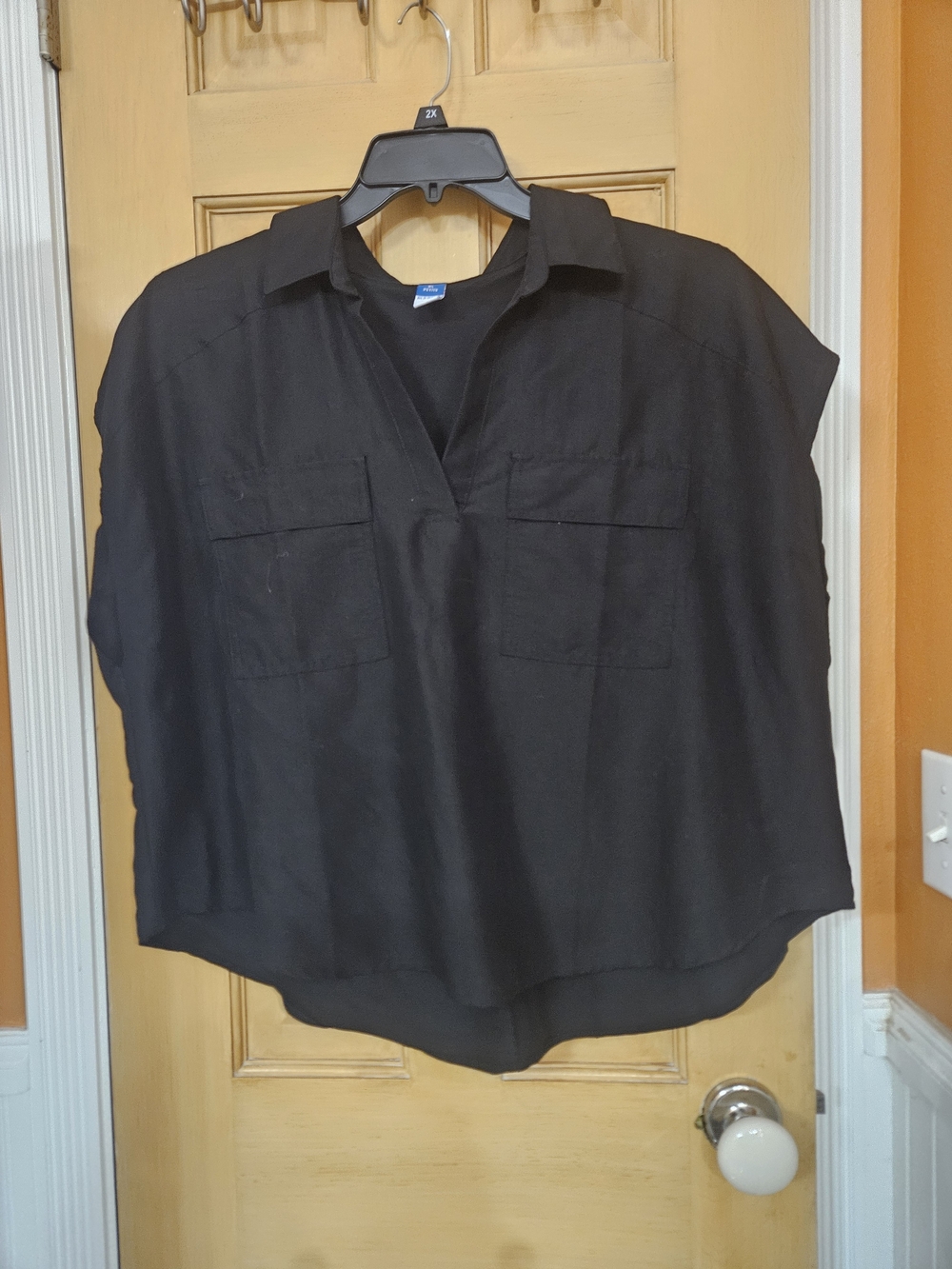 Old Navy Black Short-Sleeve Casual V-Neck Shirt